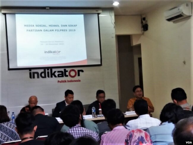 Lembaga survei Indikator Politik Indonesia melansir survei terbaru mengenai elektabilitas pasangan calon presiden-calon wakil presiden menjelang Pilpres 2019 di kantornya, Selasa (8/1). (VOA/Fathiyah)
