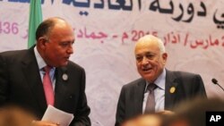 Tổng thư ký Liên đoàn Ả Rập Nabil Elaraby (phải) và Ngoại trưởng Ai Cập Sameh Shukri sau cuộc họp báo vào lúc kết thúc cuộc họp thượng đỉnh của Liên đoàn Ả Rập tại Sharm el-Sheikh, Ai Cập, ngày 29/3/2015.