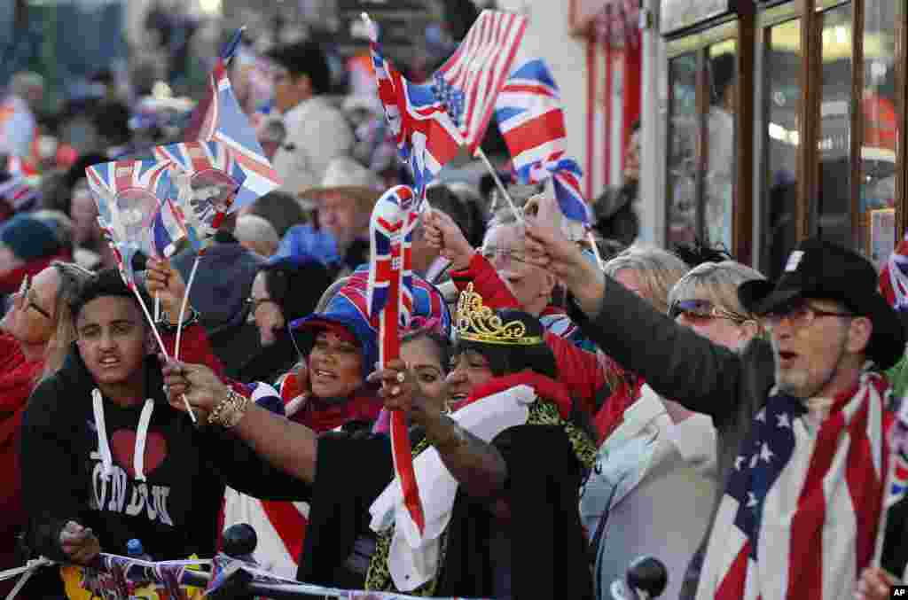 英國皇室的粉絲們等候在圍欄外，慶祝哈里王子和梅根&middot;馬克爾的結婚典禮。 （2018年5月19日）