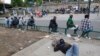 Des centaines de migrants en quête d'une "vie meilleure" affluent à Paris
