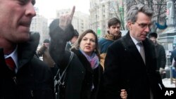 Victoria Nuland, centro, y el embajador de EE.UU. ante Ucrania, Geoffrey Pyatt caminan juntos en una foto de 2013