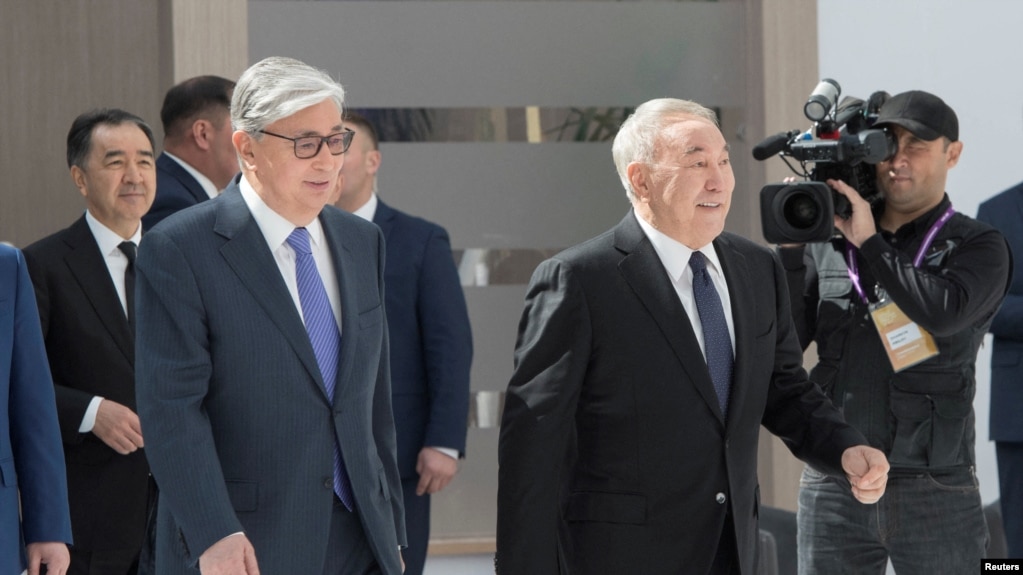 资料照片：哈萨克斯坦总统托卡耶夫（左）与前总统纳扎尔巴耶夫（右）。（2019年5月16日）(photo:VOA)