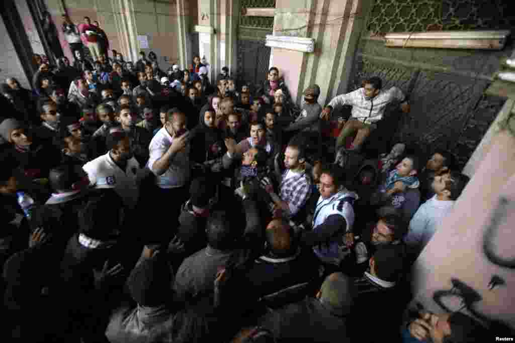 2012年12月11日，在抗议者封阻开罗解放广场附近一座政府楼的入口后，人群与反穆尔西的抗议者冲突。