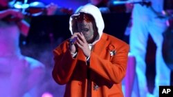 El puertorriqueño Bad Bunny cantó en la gala de la música latina como solista y acompañó a Ricky Martin y René Pérez, mejor conocido como Residente.