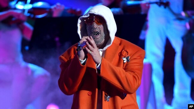 El puertorriqueño Bad Bunny cantó en la gala de la música latina como solista y acompañó a Ricky Martin y René Pérez, mejor conocido como Residente.