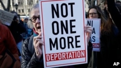 Una mujer participa en una manifestación pro-inmigrantes en Nueva York con un cartel que lee "ni una deportación más"
