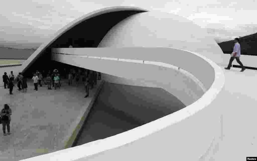 El edificio de la fundaci&oacute;n de Oscar Niemeyer durante el d&iacute;a de la inauguraci&oacute;n, en diciembre de 2010.&nbsp; 