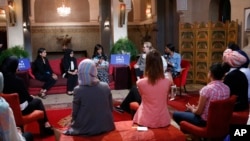 Đệ nhất Phu nhân Michelle Obama cùng nữ diễn viên Mỹ Meryl Streep và nữ diễn viên Ấn Độ Freida Pinto tham dự một buổi trò chuyện cùng các trẻ em gái ở Marrakech, Morocco, ngày 28 tháng 6 năm 2016.