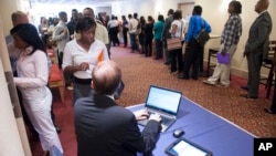 Job seekers line up to register to attend a job fair held in Atlanta, Georgia, May 30, 2013. 