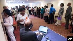 Para warga AS yang sedang mencari kerja menghadiri bursa kerja di Atlanta, Georgia (foto: dok). 