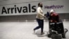 Une voyageuse arrive à l'aéroport de Heathrow, à Londres, en Grande-Bretagne, le 15 février 2021. 