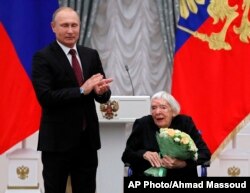 Rusiya prezidenti Vladimir Putin administrasiyasının tənqidçisi olan Lyudmila Alekseyevaya mükafat təqdim edir.