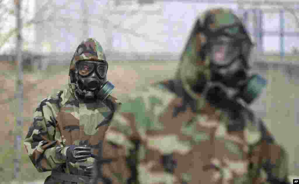 Američki vojnici sa gas maskama pokazuju svoju opremu na ceremoniji posvećenoj povratku sa manevara bataljona pešadijske divizije u bazu Kemp Stenli severno od Seula. 4. april, 2013.