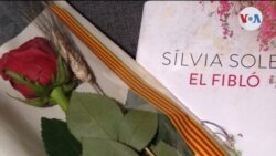 El libro y la rosa son los protagonistas de la jornada [Foto: Cortesía Glòria Parera]