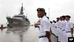 စစ်ရေးလေ့ကျင့်မှုအတွက် ဂျပန်ရေတပ်သင်္ဘော သီလဝါဆိပ်ကမ်းကို ရောက်လာချိန် မြန်မာအရာရှိများ တန်းစီစောင့်ဆိုင်းနေစဉ်။ (စက်တင်ဘာ ၃၀၊ ၂၀၁၃)