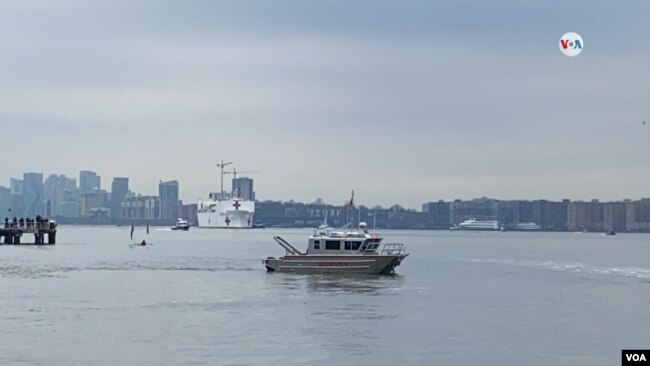 La Voz de América cubrió la llegada del barco hospital Comfort en la bahía de Nueva York, el 30 de marzo de 2020. [Foto: Celia Mendoza]