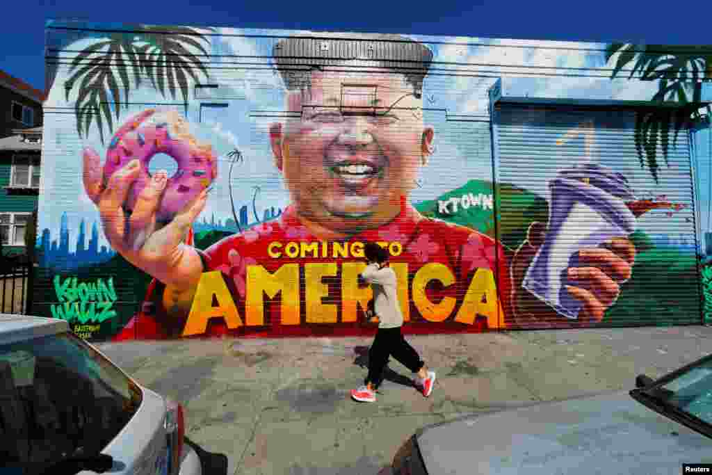 미국 로스앤젤레스 코리아 타운의 빌딩 벽에 김정은 북한 국무위원장의 그림이 그려져 있다.