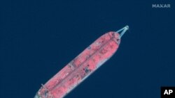 Gambar yang diperoleh dari satelit bertanggal 17 Juni 2020 ini menampilkan tanker FSO Safer di pelabuhan Ras Issa, Yaman. (Maxar Technologies via AP)