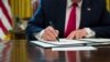 Presiden Donald Trump menandatangani perintah eksekutif untuk meningkatkan sanksi terhadap Iran di Oval Office di Gedung Putih, Senin, 24 Juni 2019 di Washington, D.C. (foto: AP Photo/Alex Brandon)