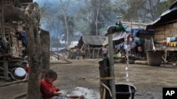 ျမန္မာႏိုင္ငံ ေျမာက္ပိုင္း၊ လိုင္ဇာျမိဳ႔ ဒုကၡသည္ စခန္းရွိ ကခ်င္ ကေလး တစ္ဦး 