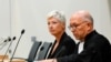 Нідерландка Ріа ван дер Стеен (ліворуч) промовляла на суді першою з понад 90 родичів жертв MH17. 6 вересня 2021 р.