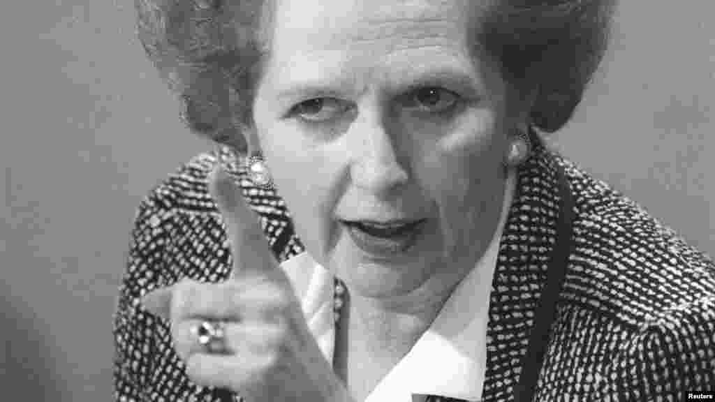 De dedo em riste respondendo a perguntas em conferência de imprensa (Londres, Junho 1987)