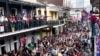 ARCHIVO - La famosa calle Bourbon en Nueva Orleans, con un mar de gente, durante las celebraciones del Mardi Gras en febrero de 2012.