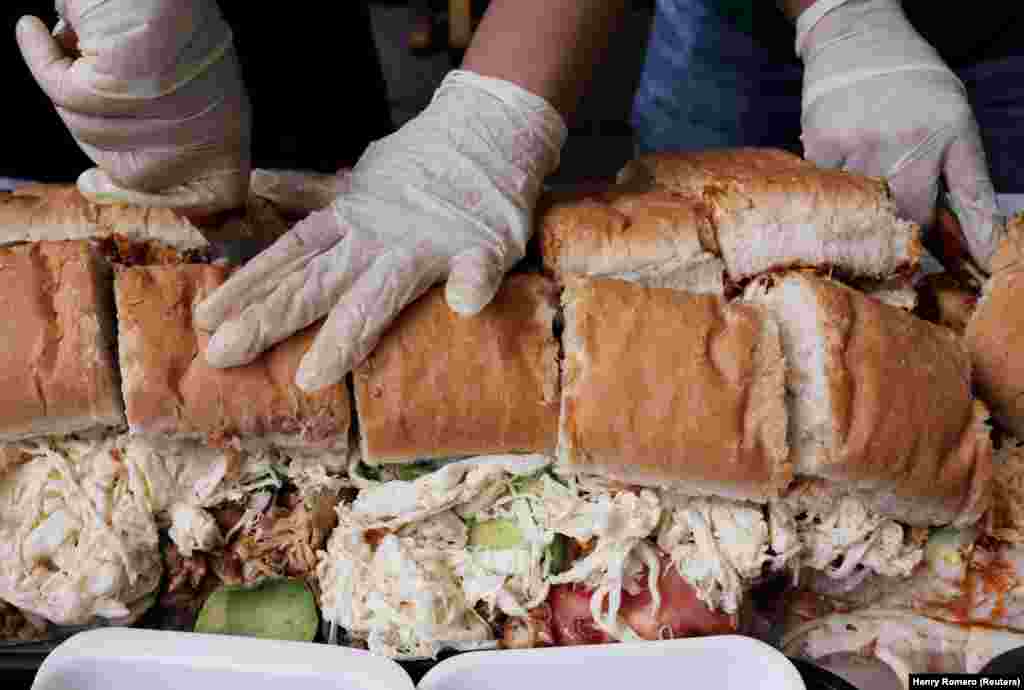 بخشی از یک ساندویچ بزرگ که ۸۶۵ کیلوگرام وزن و ۷۰ متر طول داشت و در رقابت جهانی بزرگترین ساندویچ در مکسیکو تهیه و به نمایش گذاشته شده بود &nbsp;