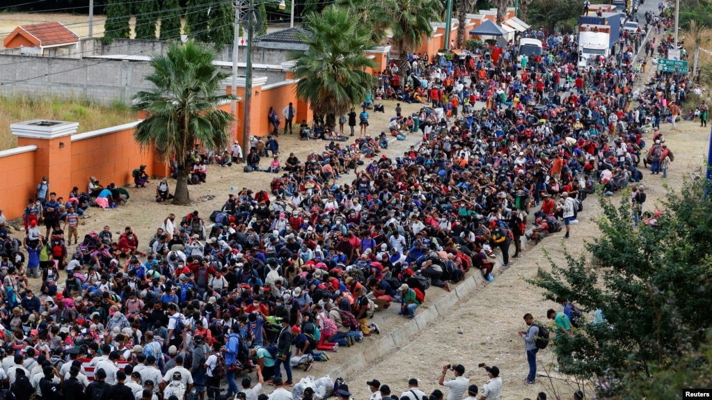 成千上万试图徒步走到美国的洪都拉斯移民在危地马拉的瓦多宏度镇被安全部队阻截。（2021年1月17日）(photo:VOA)