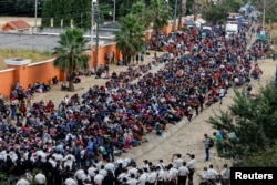 成千上萬試圖徒步走到美國的宏都拉斯移民在危地馬拉的瓦多宏度鎮被安全部隊阻截。（2021年1月17日）