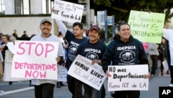 Des millitants contre les lois sur l'immigration marchent lors d'une manifestation au centre-ville de Los Angeles, le 26 janvier 2016.