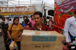 Buruh migran Kamboja tiba di gerbang perbatasan internasional Kamboja-Thailand di Poipet, Kamboja, dari Thailand, Selasa, 17 Juni 2014. (Foto: AP)