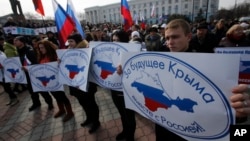 Người ủng hộ Nga xuống đường tuần hành với biểu ngữ 'Vì tương lai của bán đảo Crimea ở Nga'.