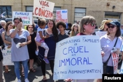 在新泽西州伊丽莎白一处国土安全部羁押设施外示威的抗议者指责川普政府在边境把非法入境者家庭拆散的做法“残酷”和“不道德”。(2018年6月18日)