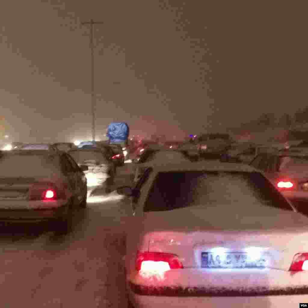 ترافیک بسیار سنگین به علت برف در اتوبان تهران-کرج عکس: علی (ارسالی شما)