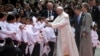 Massa Sambut Hangat Kunjungan Paus di Kolombia