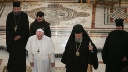 El papa Francisco camina junto al arzobispo ortodoxo de Chipre Chrysostomos II durante un encuentro entre ambos en Nicosia, Chipre, el 3 de diciembre de 2021.