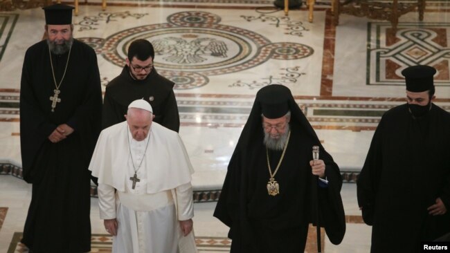 El papa Francisco camina junto al arzobispo ortodoxo de Chipre Chrysostomos II durante un encuentro entre ambos en Nicosia, Chipre, el 3 de diciembre de 2021.