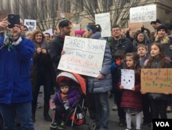 Demonstranti nose parole ispred Bele kuće tokom protesta protiv uredbe predsednika Donalda Trampa kojom se blokira ulazak svih izbeglica u Sjedinjene Države, u Vašingtonu, nedelja 29. januar 2017. (Photo: L. Lundin/VOA)