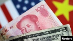 Uang kertas dolar dan yuan, 2 Juni 2017. (Foto: Reuters) 