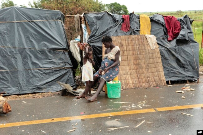 Survivors of Cyclone Idai in a makeshift shelter by the roadside near Nhamatanda about 50 kilometers from Beira, in Mozambique, Friday March, 22, 2019.