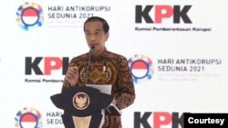 Presiden Jokowi dalam peringatan Hari Anti Korupsi Sedunia 2021 di Gedung KPK, Jakarta, Kamis (9/12) mengatakan masyarakat belum puas terhadap upaya pemberantasan korupsi yang dilakukan oleh KPK dan aparat penegak hukum lainnya (biro Setpres)