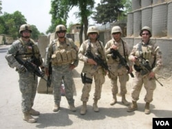 Thiếu tá Huấn (thứ hai, phải sang) trong những ngày làm việc tại Iraq. (Hình: Nguyễn Từ Huấn cung cấp)