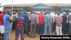 Quelques personnes sont rassemblées à l'exterieur du tribunal, lors du procès des rebelles présumés ADF, à Beni, RDC, le 24 août 2016. (VOA/Charly Kasereka)
