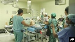 Opération chirugicale d'un patient atteint d'obésité au Guatemala, le 20 décembre 2007.