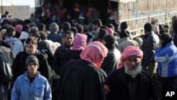 Des réfugiés syriens, au poste-frontière de Bab al- Salam , près de la Turquie, le 5 février 2016 .