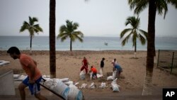 Sahilkənarı bizneslərini qasırğadan qorumaq üçün sakinlər qum torbaları daşıyır. Puerto Vallarta, Meksika, 23 oktyabr, 2015.