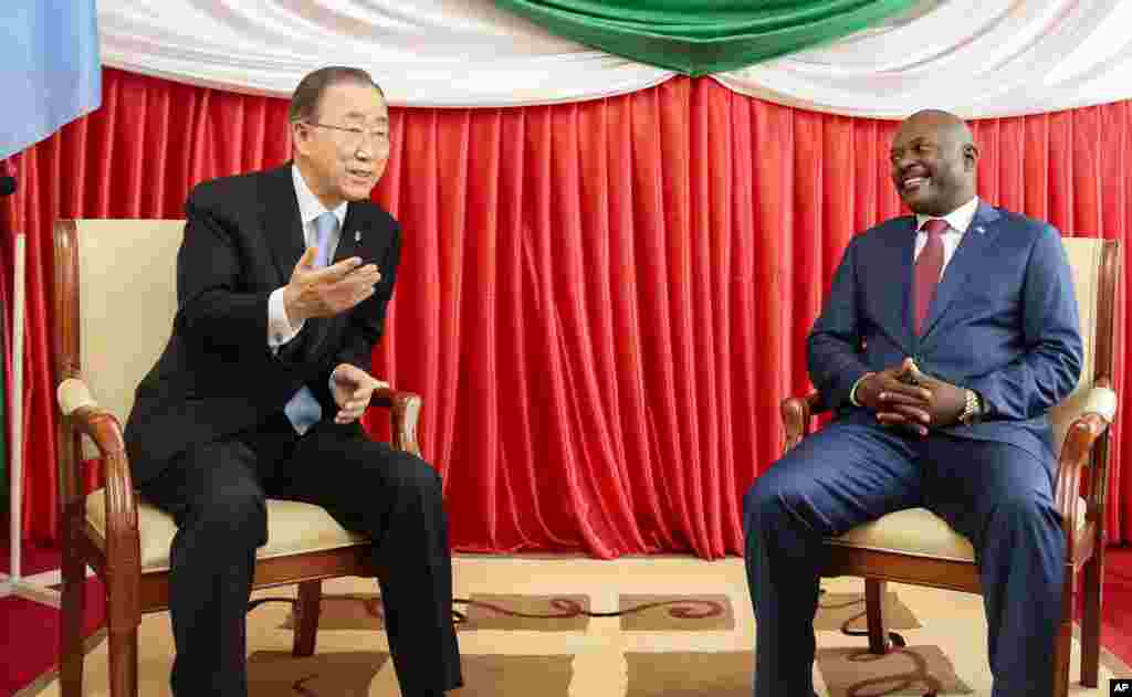 Le secrétaire général des Nations unies, Ban Ki-moon échange avec le président Pierre Nkurunziza du Burundi à Bujumbura, le 23 février 2016.