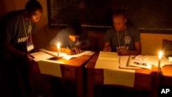 Los votos fueron comenzados a contarse a la luz de las velas en Puerto Príncipe. Los primeros resultados no se conocerán hasta una semana después, según se ha informado oficialmente.