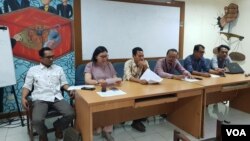 Jumpa pers di kantor YLBHI di Jakarta, Selasa (2/7), Koalisi Advokasi Kemerdekaan Beragama, Berkeyakinan, dan Berpendapat meminta DPR menunda pengesahan RUU KUHP (Foto: VOA/Fathiyah).